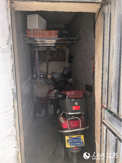 电动自行车车库内部。 人民网 崔小倩摄