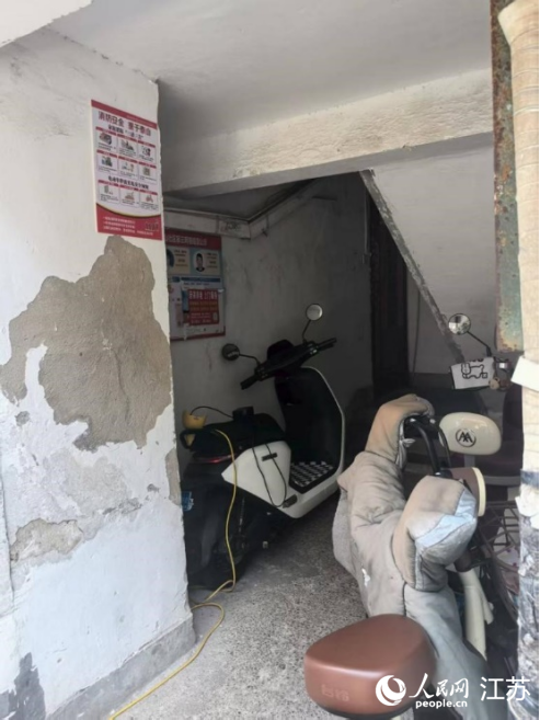 电动自行车停放在楼道内飞线充电。 人民网 崔小倩摄