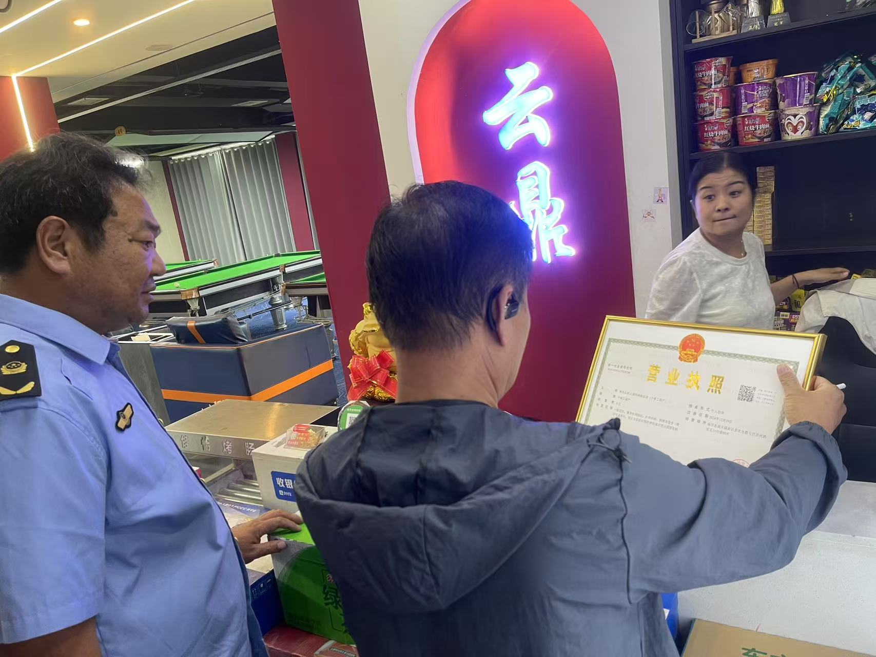 市场监管执法人员现场执法。留言办理单位供图