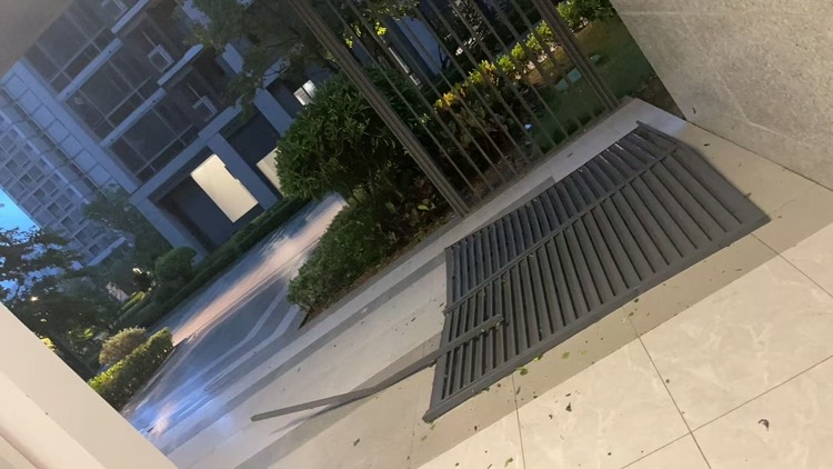 代女士所在小区楼房挡板掉落。受访者供图